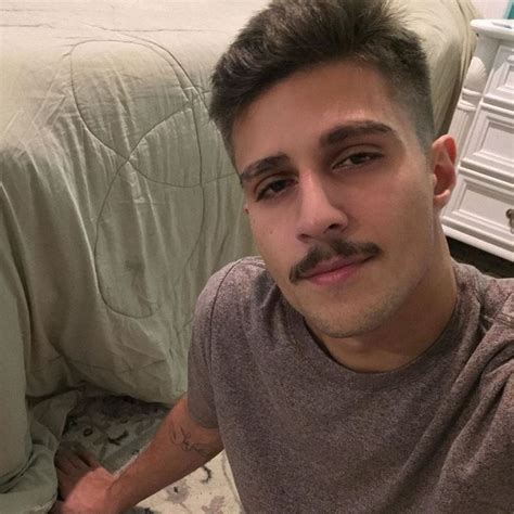 fotos fake homem com barba|Homem Fazendo A Barba